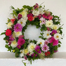 Ladda bild till Gallerivisare, Begravningskrans eller Urndekoration. Begravningsblommor i Göteborg.