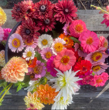 Ladda bild till Gallerivisare, En hink med blommor