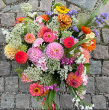 Ladda bild till Gallerivisare, En hink med blommor