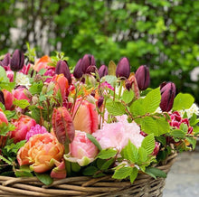 Ladda bild till Gallerivisare, En hink med blommor