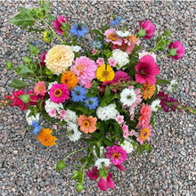 Ladda bild till Gallerivisare, En hink med blommor